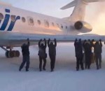 passager pousser siberie Des passagers poussent leur avion pour décoller