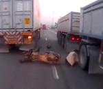 thailande Un scootériste manque de se faire écraser par un camion
