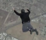 fake  Sauter d'un avion sans parachute et atterrir sur un trampoline