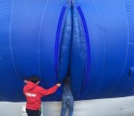 enfant attraction Un énorme vagin bleu gonflable