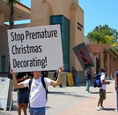 pancarte Stop aux déorations de Noël en avance.
