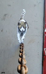 dessin mur chaine Chat équilibriste sur une chaine