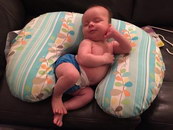 coussin bebe Un bébé prend la pose