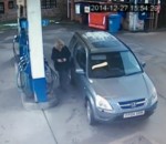 station-service trappe Une femme galère pour mettre de l'essence