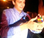cube Un magicien résout un Rubik's Cube et évite une contravention
