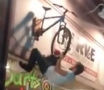 fail ko Monter sur un vélo qui sert d'enseigne (Fail)