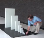 chaine Réaction en chaîne avec des dominos de taille croissante