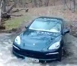 cayenne Régis traverse une rivière avec sa Porsche Cayenne