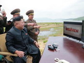 jong-un Kim Jong-un regarde The Interview