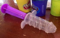 modeler Quand Play-Doh fait un accessoire pour de la pâte à modeler