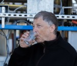 excrement Bill Gates boit un verre d'eau issu de caca humain