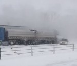 voiture route Carambolage de 150 véhicules à cause de la neige