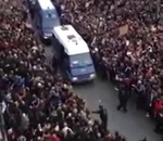 convoi charlie Gendarmes applaudis lors de la marche républicaine