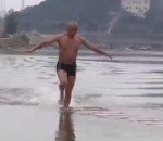eau courir Un moine Shaolin marche 118 mètres sur l'eau