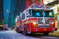 pompier camion Un camion de pompiers pendant la tempête de neige à New York