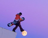 homme Un snowboarder marche sur la Lune