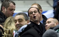 francois François Hollande prend un selfie
