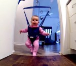 bebe jumper Bébé Riverdance dans un Jolly Jumper