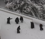 neige boule Des moines font une bataille de boules de neige