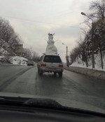 bonhomme neige Bonhomme de neige sur le toit d'une voiture