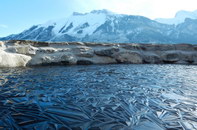 surface Une mare gelée en Suisse