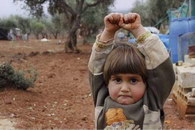 arme Une petite fille syrienne se rend pensant que le journaliste tient une arme