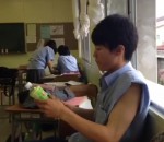 eleve japon classe Un écolier lance une bouteille dans une poubelle