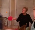 mamie Mamie joue au ping-pong