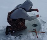 lac canard Un pêcheur sur glace fait une drôle de prise
