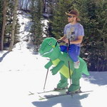 dinosaure deguisement skieur Un skieur sur un dos de dinosaure