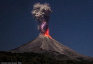 cendre Un éclair au dessus du Volcán de Colima