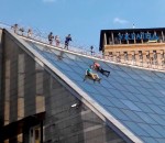 chute marche Deux ados ukrainiens font du toboggan sur un toit
