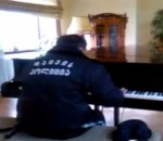 tsereteli Le gardien d'une bibliothèque joue du piano