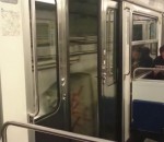 ouvert Portes du métro ouvertes entre deux stations