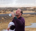 homme boire islande Boire de l'eau quand il y a beaucoup de vent