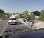 voiture route enfant Des enfants traversent la route sans regarder