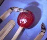 medical Un robot Da Vinci recoud un raisin