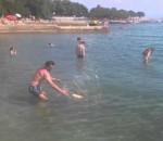 plage eau Des Bosniens jouent au frisbee
