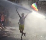 eau pride Canon à eau vs Manifestant