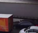 voiture lancer Un chauffeur de taxi jette un pavé sur une voiture depuis un pont