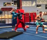 tumbling gymnaste Double Backflip dans un pantalon