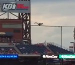 saut voler Un écureuil à un match de baseball