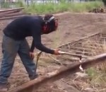 couper Régis découpe un rail de chemin de fer