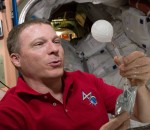 astronaute Dissoudre un comprimé effervescent dans l'espace