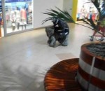 centre Course illégale de motards dans un Carrefour