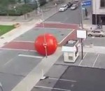 boule rouge rue Une boule géante prend la fuite