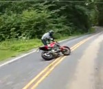 double Double chute pendant une balade à moto