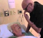 hopital lit amour Un homme chante à sa femme de 93 ans mourante 