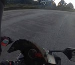 depassement Un automobiliste double un motard par la droite (Instant Karma)