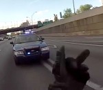 pov Un policier demande un wheeling puis essaie d'arrêter le motard